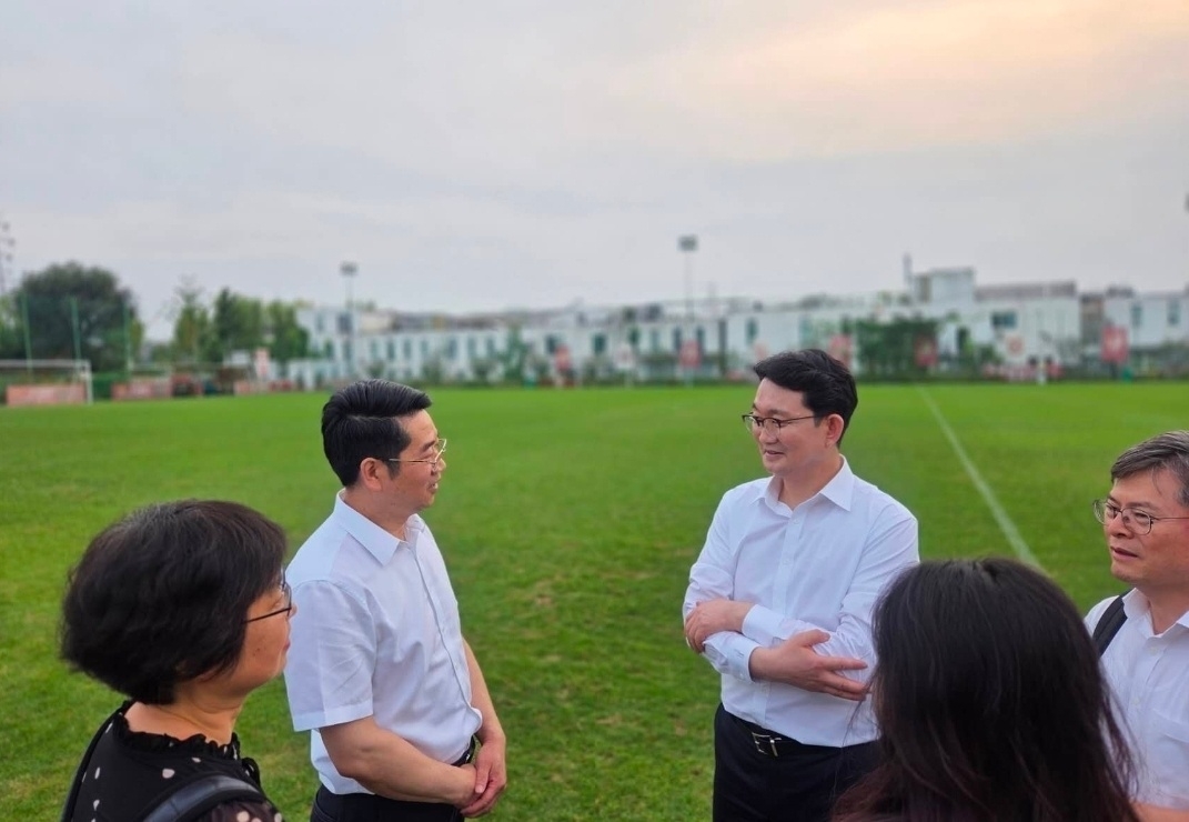 Vice Minister of Agriculture, Food and Rural Affairs Kim Jong-gu (right) speaks with Wei Zhenglin, director-general of the Department of International Cooperation of China's Ministry of Agriculture and Rural Affairs, at the Caochangdi 335 Cultural and Creative Park stadium in Beijing on Sept. 6. [Ministry of Agriculture, Food and Rural Affairs]