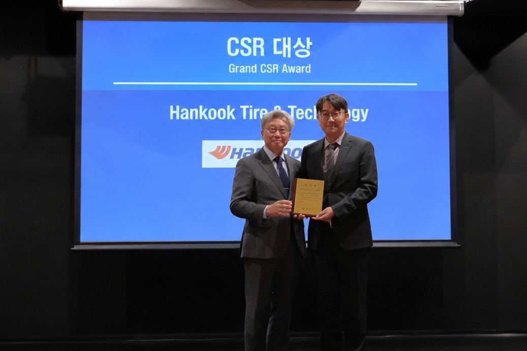 박철민(왼쪽부터) 주헝가리 대한민국대사, 김형규 한국타이어 헝가리공장 HR 팀장이 18일(현지시간) 헝가리 부다페스트에서 열린 주헝가리 대한민국 대사관 주최 ‘제2회 헝가리 진출기업 CSR 활동 시상식’에서 기념사진을 촬영하고 있다. [한국타이어 제공]