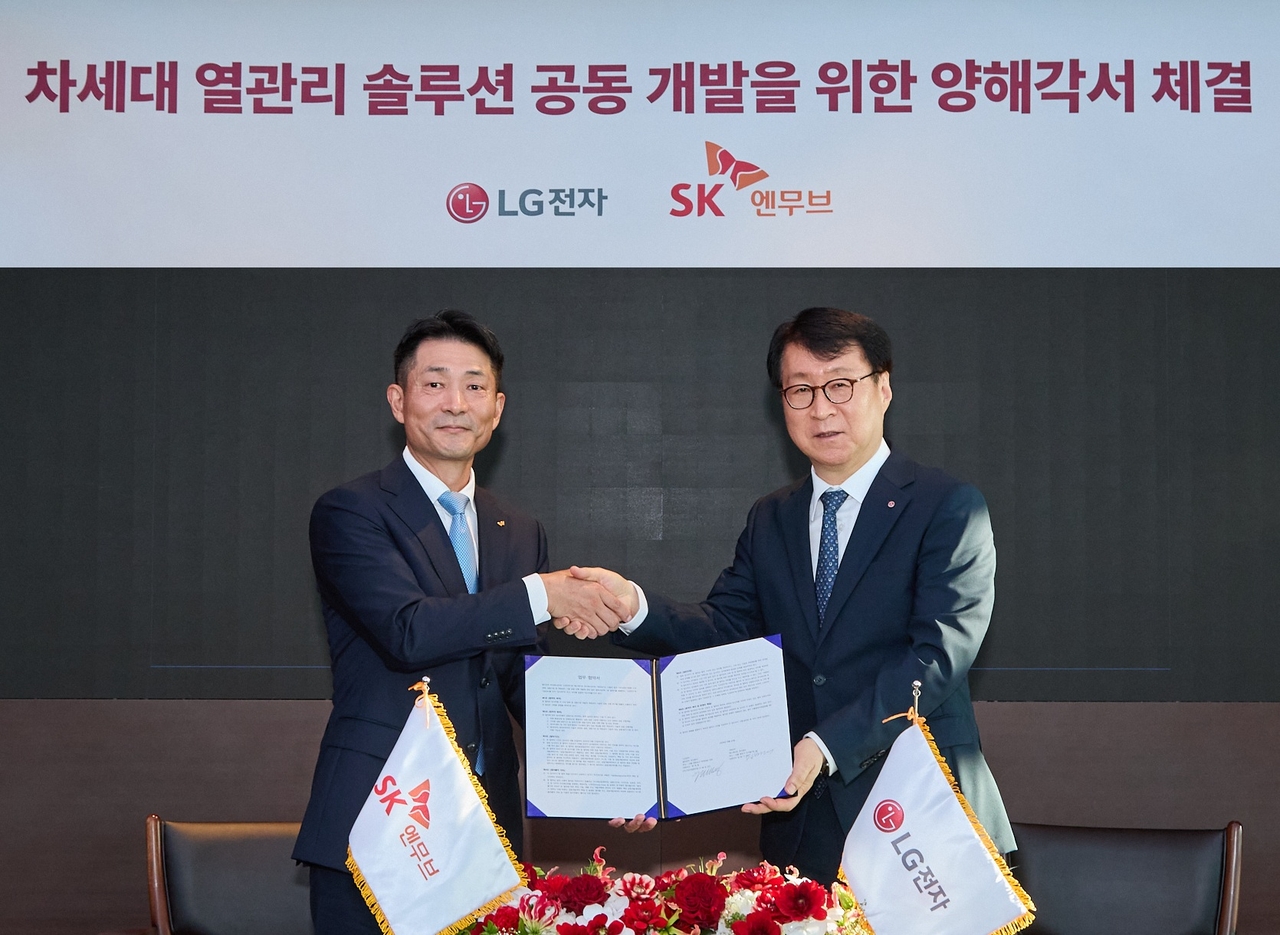 이재성(오른쪽) LG전자 ES사업본부장(사장)과 김원기 SK엔무브 사장이 21일 ‘가전·상업·산업용 신규 냉매, 냉동기유 및 액침냉각 기술 공동 선행 개발’ 업무협약식에서 기념촬영하고 있다. [LG전자 제공]