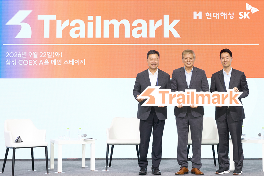 지난 22일 코엑스에서 열린 제3회 사회적가치페스타 스페셜 프로그램 ‘프로젝트 트레일마크‘ 발표회에서 현대해상 정경선 부사장, 염재호 태재대학교 총장, 지동섭 SK 수펙스추구협의회 SV위원장(우측 첫번째부터)이 함께 기념촬영을 하고 있다. [현대해상 제공]