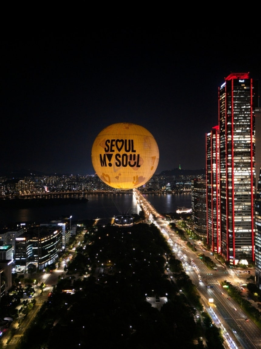 The "Seoul Dal" tethered gas balloon floats above Yeouido-dong in Yeongdeungpo-gu, Seoul. [Seoul Metropolitan Government]