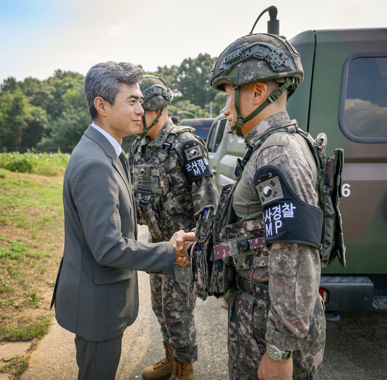 강신철 국방부장관이 23일 육군 제25보병사단을 방문해 장병들을 격려하고 있다.[국방부 제공]