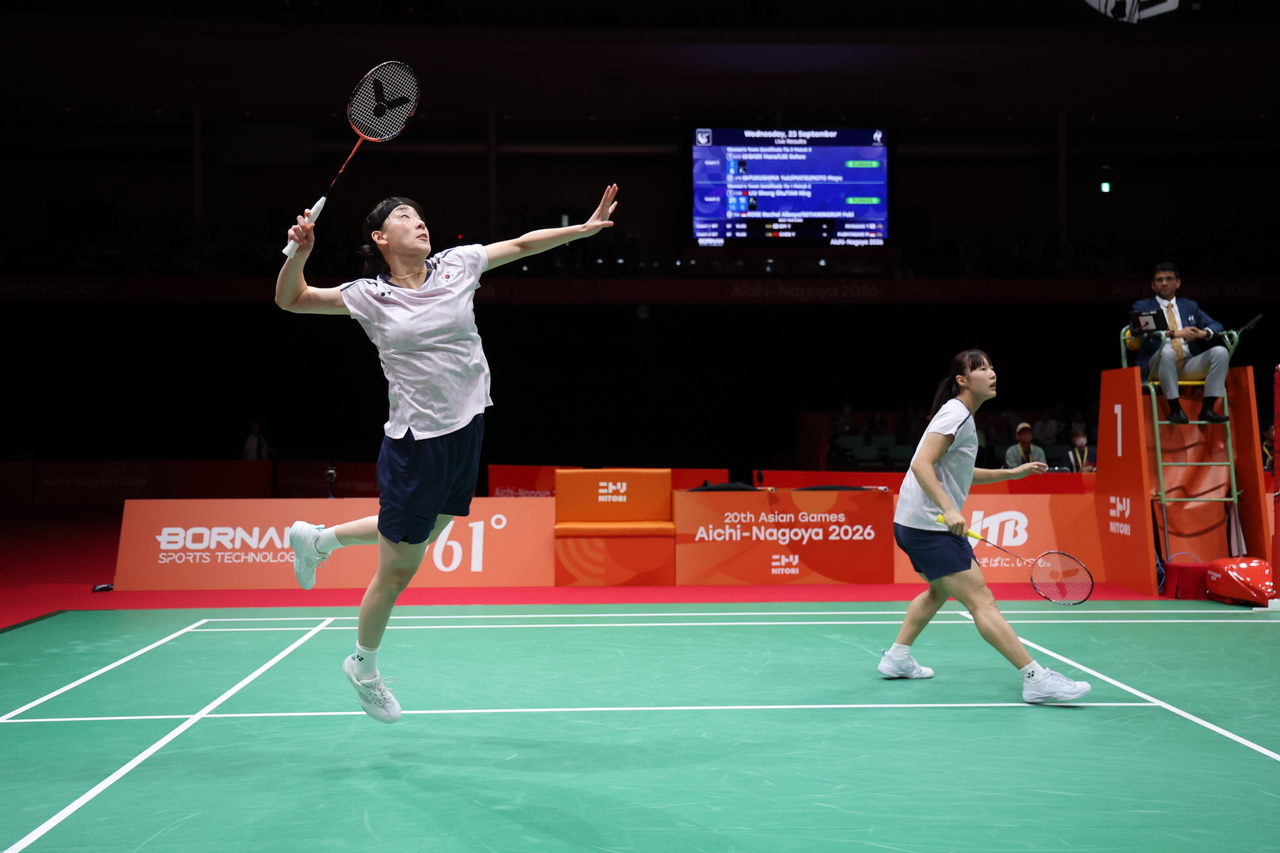 Lee So-hee (left) and Baek Hana of South Korea play against Yuki Fukushima and Mayu Matsumoto of Japan during their doubles match in the women's badminton team event at the Asian Games at Ichinomiya City Municipal Gymnasium in Ichinomiya, Japan, on Sept. 23, 2026. (Yonhap)