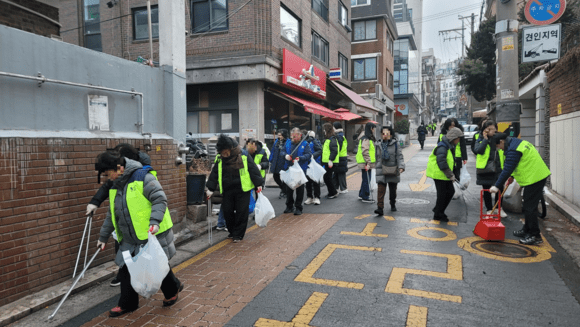 The Seoul Metropolitan Government is implementing a comprehensive sanitation plan to ensure residents can enjoy a clean and comfortable chuseok holiday without waste piling up on the streets. The photo shows a large-scale cleanup conducted in Donghwa-dong, Jung-gu, Seoul, around the Lunar New Year holiday in February. [Jung-gu Office]