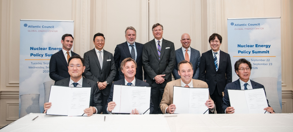 From left in the front row: Samsung C&T Executive Vice President Kim Jung-wook, SGE CEO Rafal Kasprzyk, GE Vernova CEO Scott Strazik and Hitachi Executive Vice President Yasuhiro Takeuchi pose for a photo at the MOU signing ceremony. [Samsung C&T]