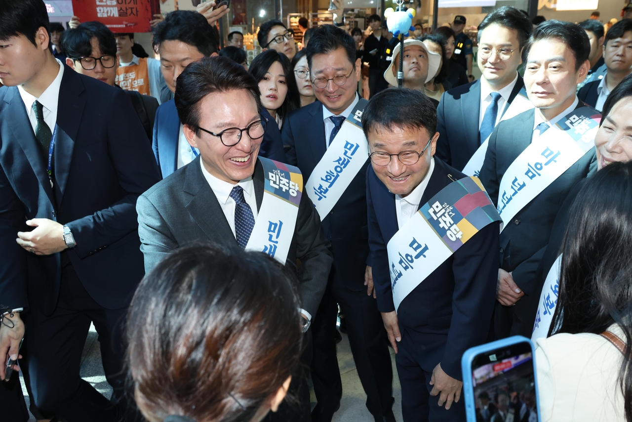 김민석(앞줄 왼쪽) 더불어민주당 대표와 한병도(앞줄 오른쪽) 원내대표를 비롯한 당 지도부가 23일 서울 용산역에서 귀성 인사를 하고 있다. [연합]