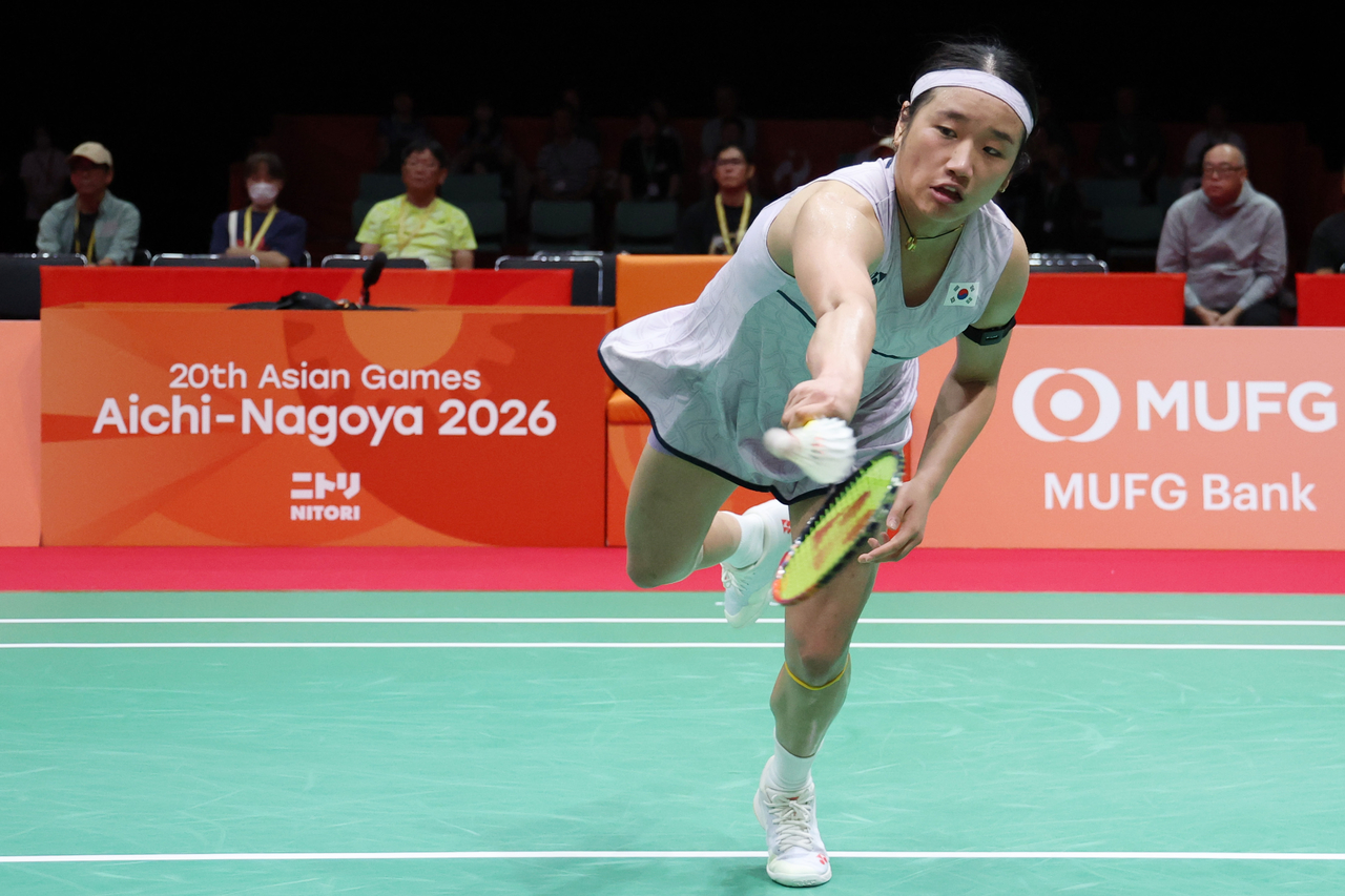 An Se-young of South Korea returns a shot to Akane Yamaguchi of Japan during their singles match in the women's badminton team event at the Asian Games at Ichinomiya City Municipal Gymnasium in Ichinomiya, Japan, on Sept. 23, 2026. (Yonhap)
