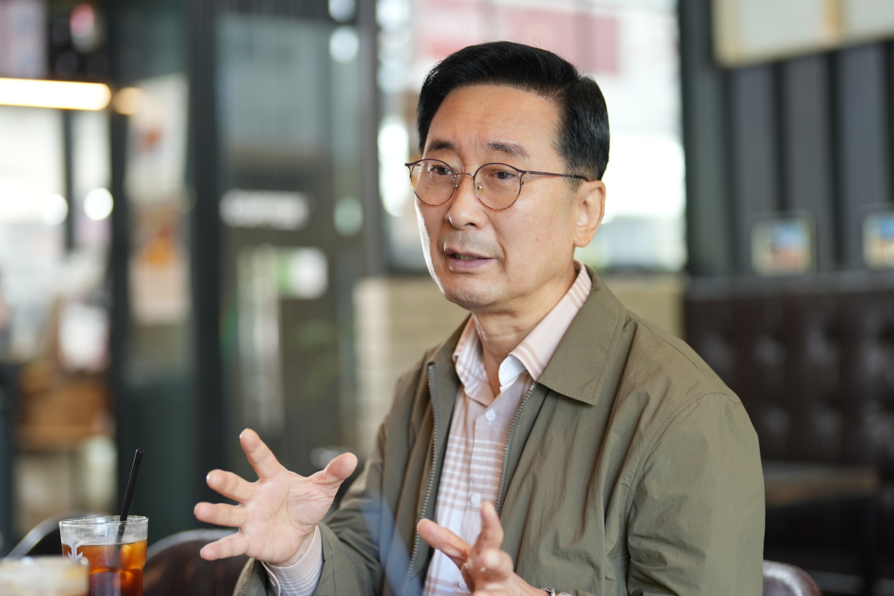문호준 서울특별시육상연맹 회장이 22일 헤럴드경제와의 인터뷰에서 서울과 평양을 잇는 릴레이 마라톤 추진 구상을 설명하고 있다. 양정원 기자