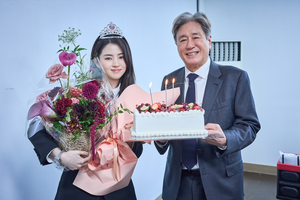 “왕관 쓴 한소희X케이크 든 최민식” 훈훈했던 ‘인턴’ 현장 비하인드
