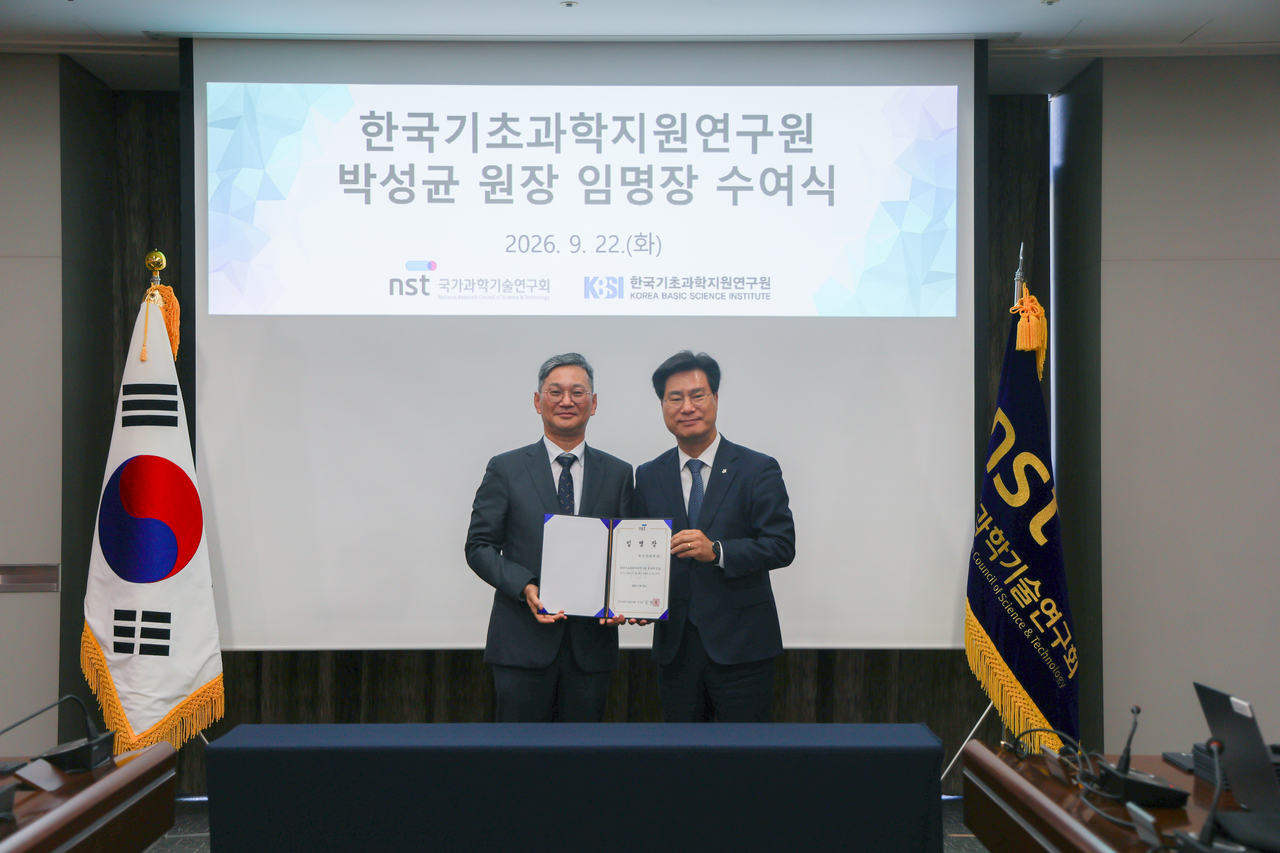 KBSI Director Park Sung-kyun (left) poses for a photo after receiving his letter of appointment from Kim Young-sik, chairman of the National Research Council of Science and Technology. [Korea Basic Science Institute]