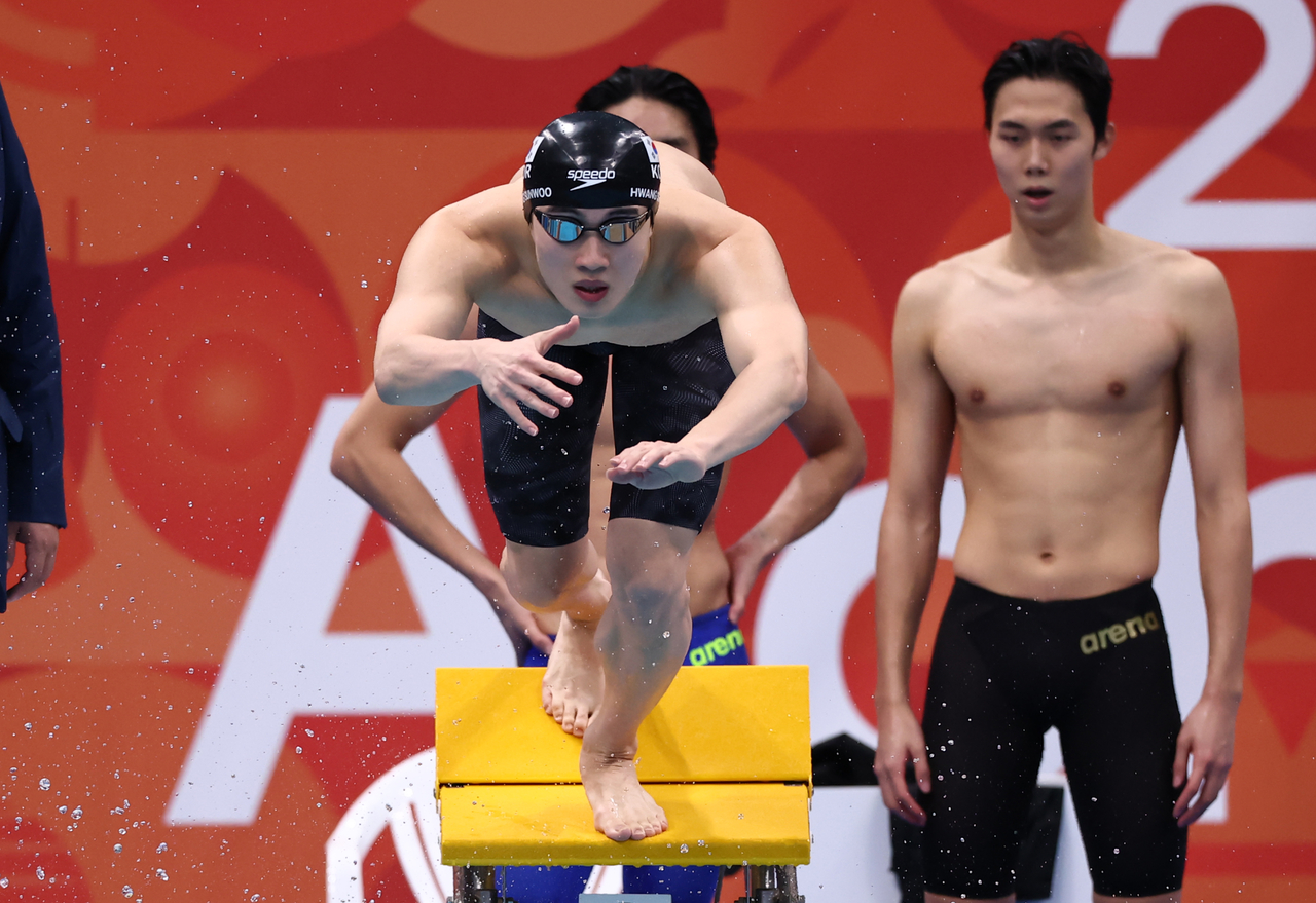 Hwang Sun-woo of South Korea takes off in the men's 4x200-meter freestyle relay in swimming at the Asian Games at Tokyo Aquatics Centre in Tokyo on Monday. (Yonhap)