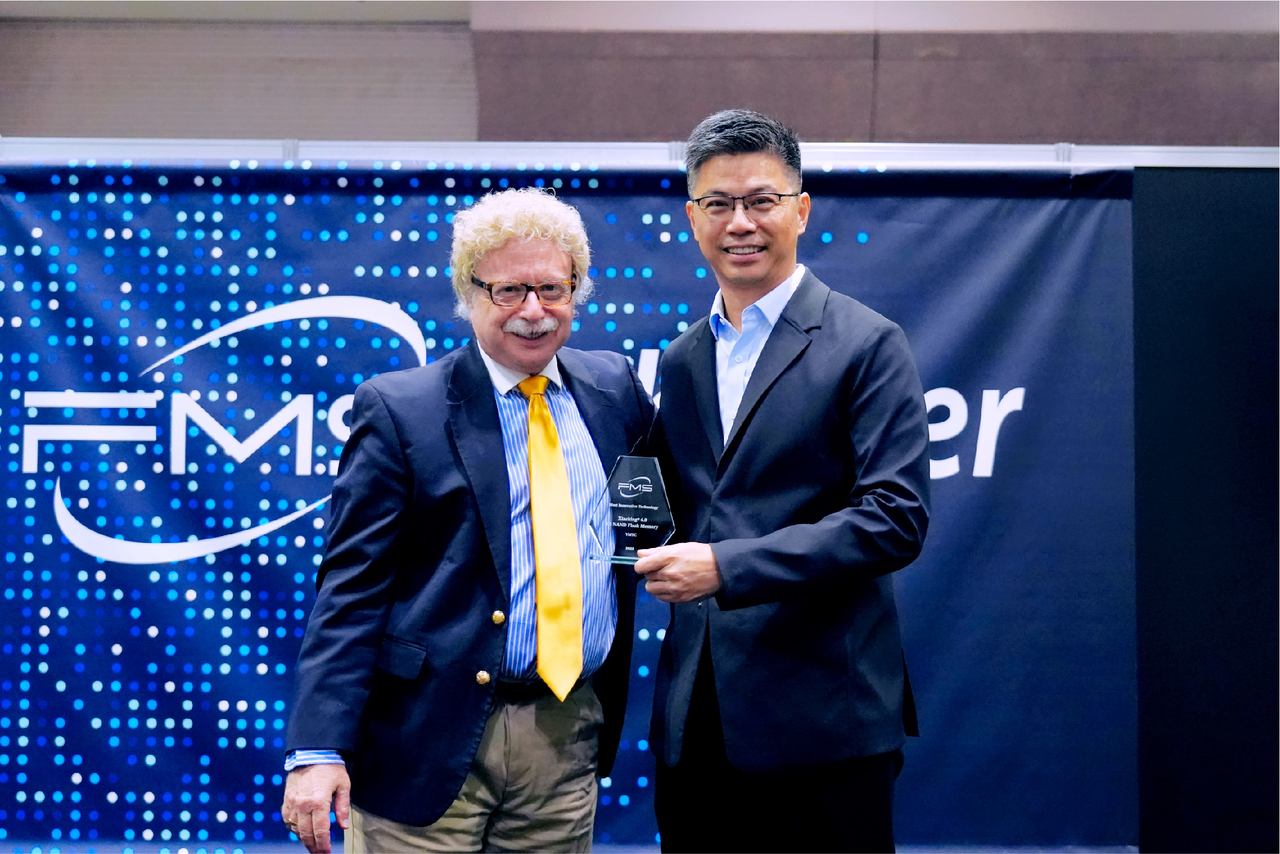 Titus Lo, senior vice president of YMTC, receives the Best Memory Innovation Technology award for the company's proprietary Xtacking 4.0 technology at Flash Memory Summit 2025 in Santa Clara, California, last August. [YMTC website]