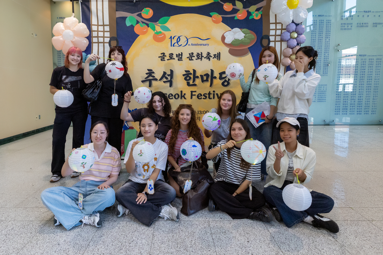International students at Sookmyung Women's University pose for a photo during a cultural event held at the university's campus in Yongsan-gu, Seoul, ahead of Chuseok, Korea's autumn harvest holiday. (Sookmyung Women's University)