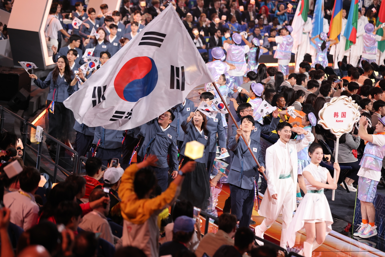 22일 중국 상하이 세계엑스포문화센터에서 열린 제48회 국제기능올림픽 개회식에서 한국 선수단이 태극기를 흔들며 입장하고 있다. 한국은 이번 대회 50개 직종에 선수 56명이 출전한다. [한국산업인력공단 제공]