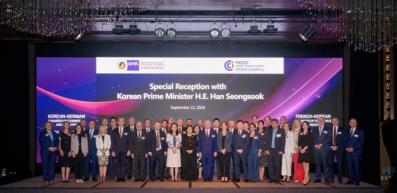 주한독일상공회의소(KGCCI)와 주한프랑스상공회의소(FKCCI)가 지난 22일 서울 중구 반얀트리호텔ss에서 공동개최한 특별 간담회에 참석한 한성숙 국무총리(가운데)가 게오르크 슈미트 주한독일대사, 우고 아스투토 주한유럽연합(EU)대사, 필로멘 로뱅 피에롱 주한프랑스대사대리, 박현남 KGCCI 회장, 다비드 피에르 잘리콩 FKCCI 회장, 김두식 외국인투자옴부즈만을 비롯한 유럽 각국 대사 등 주한 외교단과 양 상공회의소 주요 인사 및 이사진과 기념촬영을 하고 있다. [주한독일상공회의소 제공]