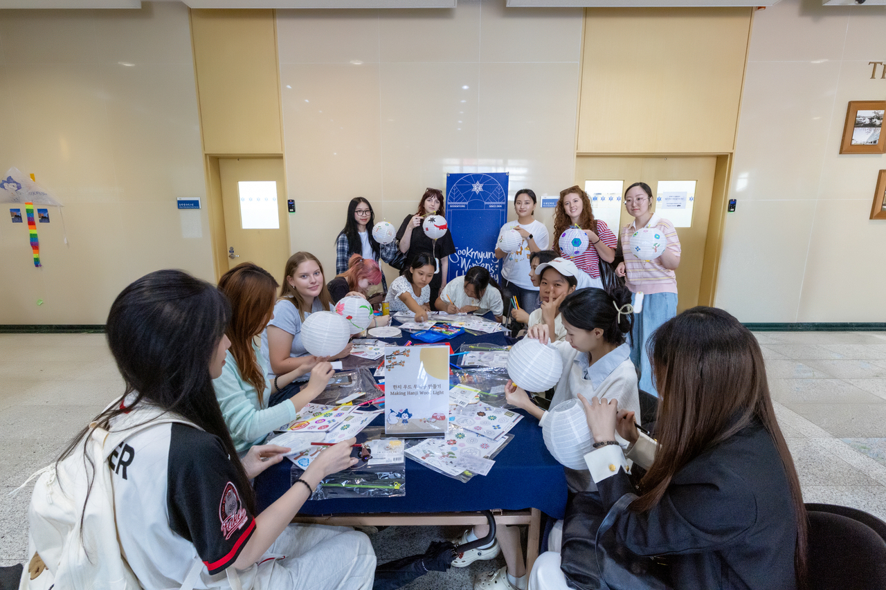 International students at Sookmyung Women's University make traditional crafts  at a cultural event held at the university's campus located in Yongsan-gu, Seoul, Tuesday. (Sookmyung Women's University)