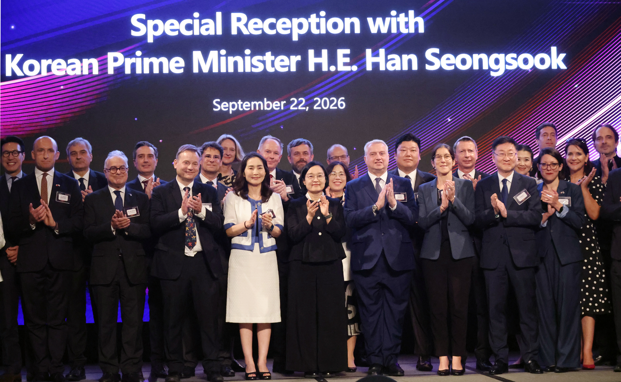 Prime Minister Han Seong-sook (fifth from left, front row), Chairperson of KGCCI Hyun-Nam Park (fourth from left, front row), FKCCI Chairman David-Pierre Jalicon (sixth from left, front row), German Ambassador to Korea Georg Schmidt (third from left, front row), Ambassador of the European Union Ugo Astuto (second from left, front row), and Charge d’Affaires of the Embassy of France Philomene Robin Pierron (seventh from left, front row) pose with other officials at a reception in Seoul on Tuesday. (Yonhap)