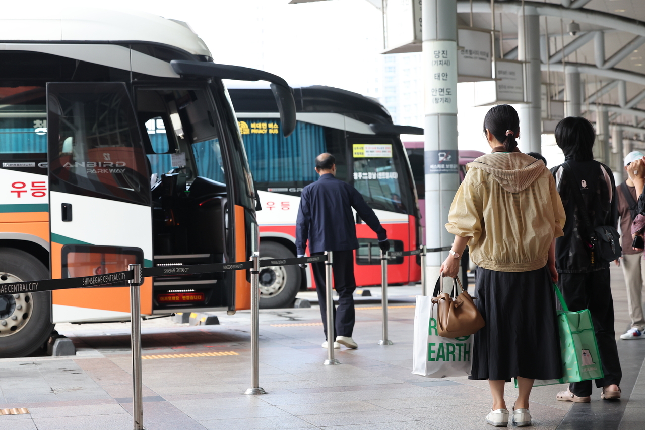 지난해 10월 서울 서초구 강남고속버스터미널에서 추석을 앞두고 귀성객들이 고속버스에 탑승하고 있다. [연합]