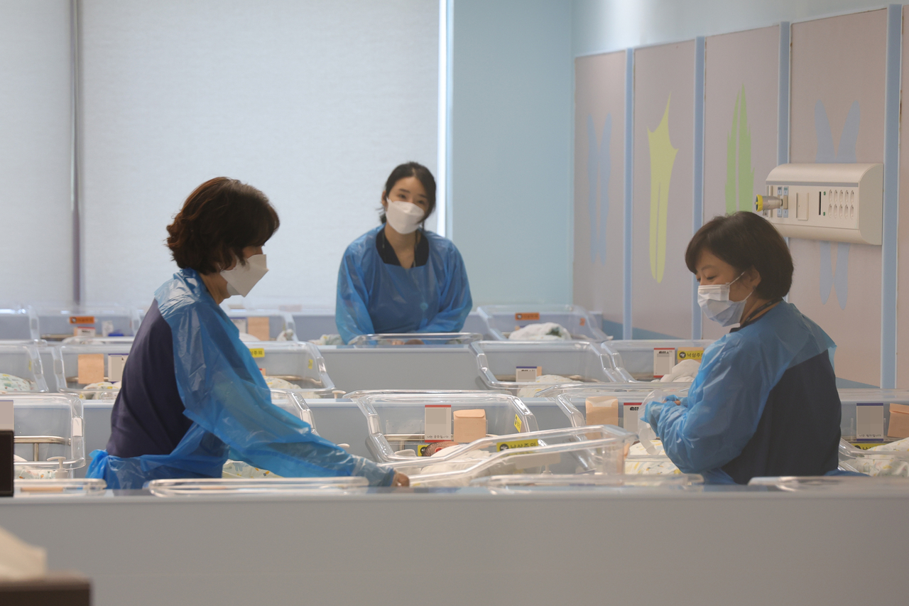 경기도 고양시 일산동구 CHA의과학대학교 일산차병원 신생아실에서 간호사들이 신생아들을 돌보고 있다. [연합]