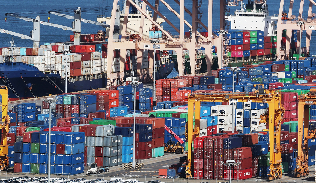 South Korea's exports surpassed last year's full-year record ahead of schedule, with cumulative export value reaching $709.4 billion as of 1 p.m. on Friday, according to the Ministry of Trade, Industry and Energy and the Korea Customs Service. The milestone was reached 117 days earlier than last year's record of $709.3 billion. Pictured are containers stacked at Pyeongtaek Port in Gyeonggi Province on Saturday. [Yonhap]