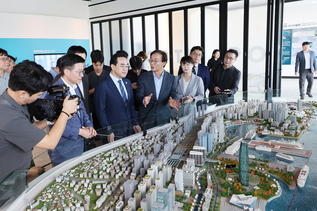 Busan Mayor Jeon Jae-soo meets with Ministry of Planning and Budget Minister Park Hong-keun at North Port on Sept. 10 to request government support for key local projects, including the construction of Gadeokdo New Airport and a multipurpose dome arena at North Port. [Busan city government]