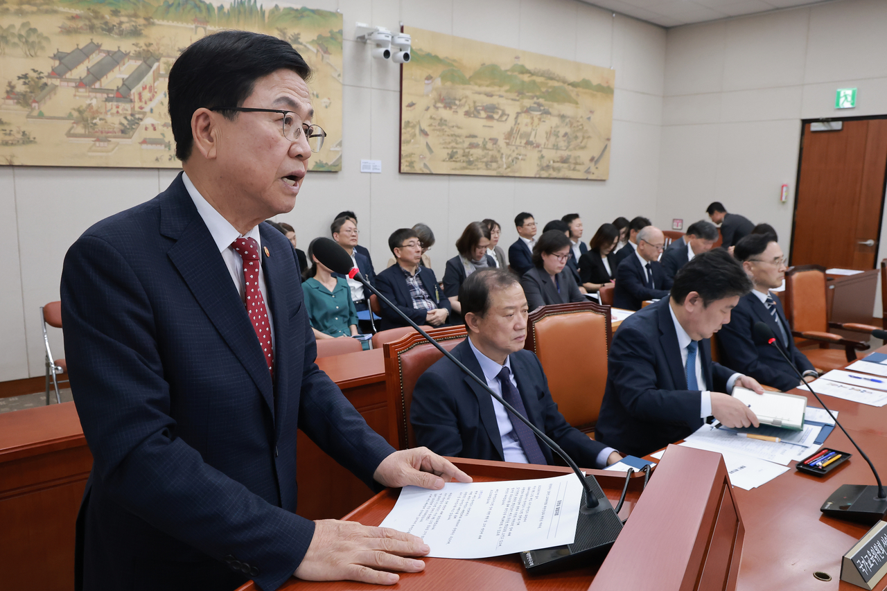최교진 교육부 장관이 16일 국회 교육위원회 전체회의에서 대입 원서접수시스템 장애 관련 현황과 조치 방안을 보고하고 있다. [연합]