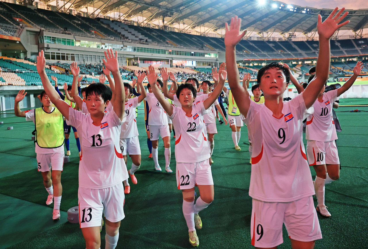 21일 일본 시즈오카현 후쿠로이의 시즈오카 스타디움 에코파에서 열린 2026 아이치·나고야 아시안게임 여자 축구 조별리그 대한민국과 북한의 경기. 1-1로 경기를 마친 북한 선수들이 응원단에게 인사하고 있다. [연합]