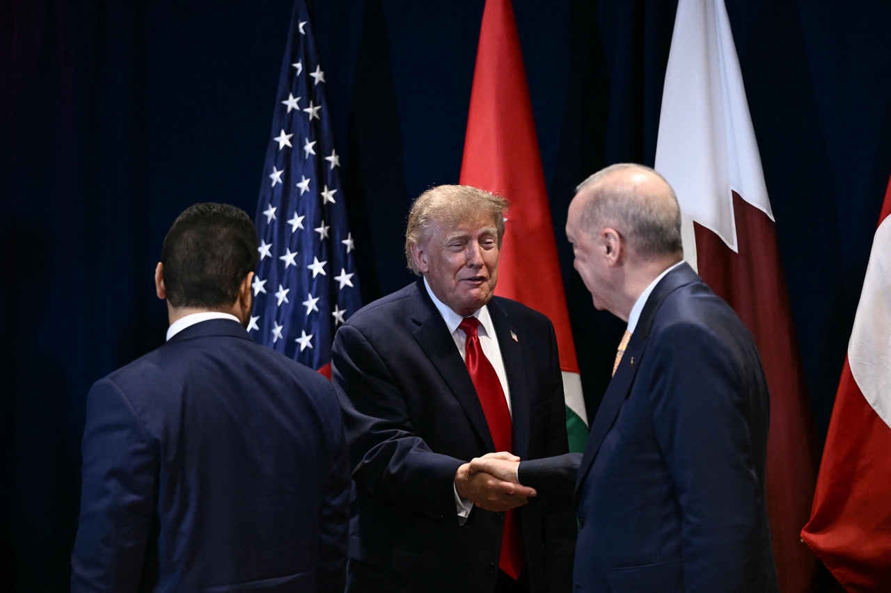 President Donald Trump, left, shakes hands with Turkish President Recep Tayyip Erdogan during a multilateral Gulf Cooperation Council meeting held on the sidelines of the 81st UN General Assembly in New York on Tuesday (local time). [AFP]
