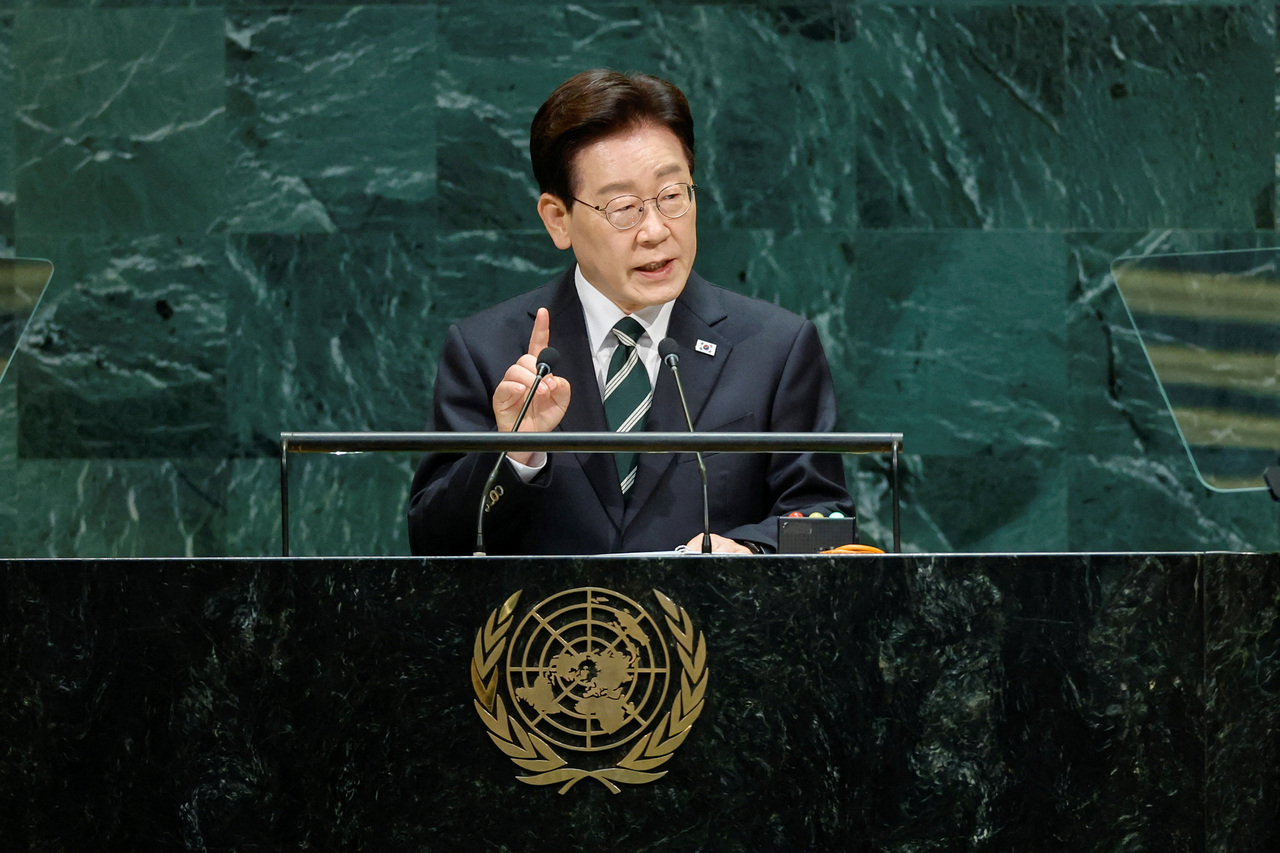 이재명 대통령이 22일(현지시간) 미국 뉴욕 유엔본부 총회장에서 제81차 유엔총회 기조연설을 하고 있다. 이날 이 대통령은 “대한민국은 오랫동안 멈춰있던 북미대화가 조속히 재개되고, 한반도 전쟁 종식과 평화체제 전환을 위한 당사자 간 대화로 발전할 수 있는 발판을 마련해 나가겠다”고 강조했다. 또 “이러한 과정에서 북측의 핵·미사일 능력 고도화를 중단시키고, 중기적으로 축소를 거쳐 장기적으로 핵 없는 한반도를 향해 나아갈 수 있을 것”이라고 말했다. [로이터]