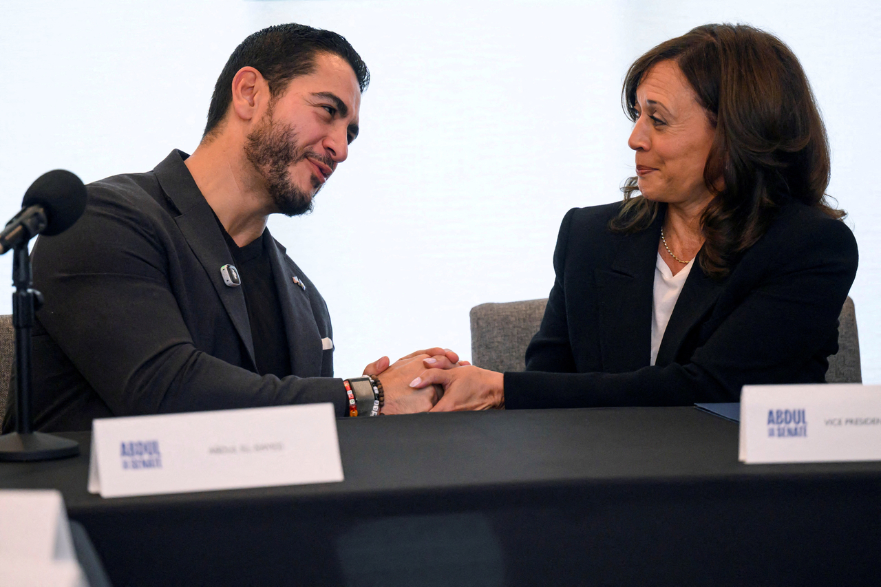 Democratic candidate for the US Senate Abdul El-Sayed (left) and former US Vice President Kamala Harris participate in a roundtable discussion in Detroit, Tuesday. (Reuters-Yonhap)