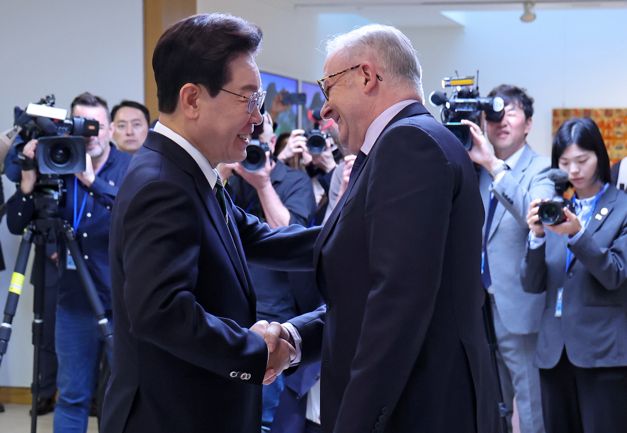 President Lee Jae Myung (left) shakes hands with Australian Prime Minister Anthony Albanese in a bilateral meeting on the sidelines of the United Nations General Assembly on Tuesday. (Yonhap)