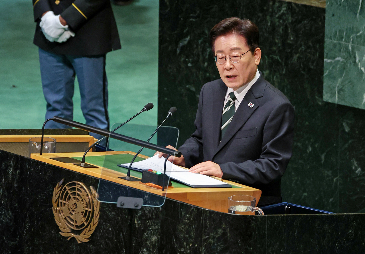 President Lee Jae Myung delivers a keynote address at the UN General Assembly hall in New York on Tuesday (local time). [Yonhap]