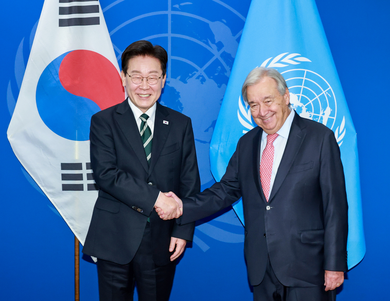 South Korean President Lee Jae Myung shakes hands with UN Secretary-General Antonio Guterres on Tuesday ahead of the UN General Assembly in New York. (Yonhap)