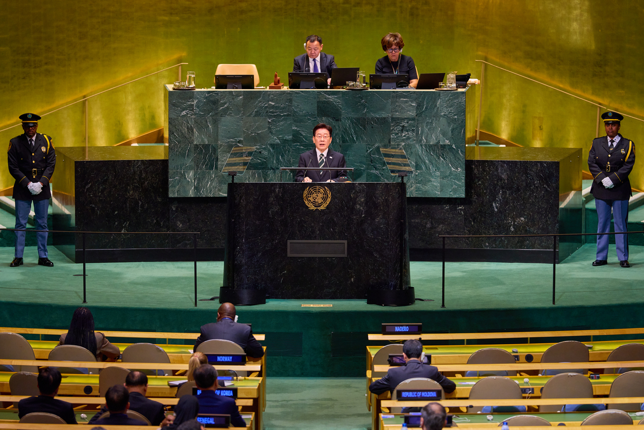 President Lee Jae Myung delivers a keynote speech at the UN General Assembly Hall at the UN headquarters in New York on Tuesday (local time). (Yonhap)