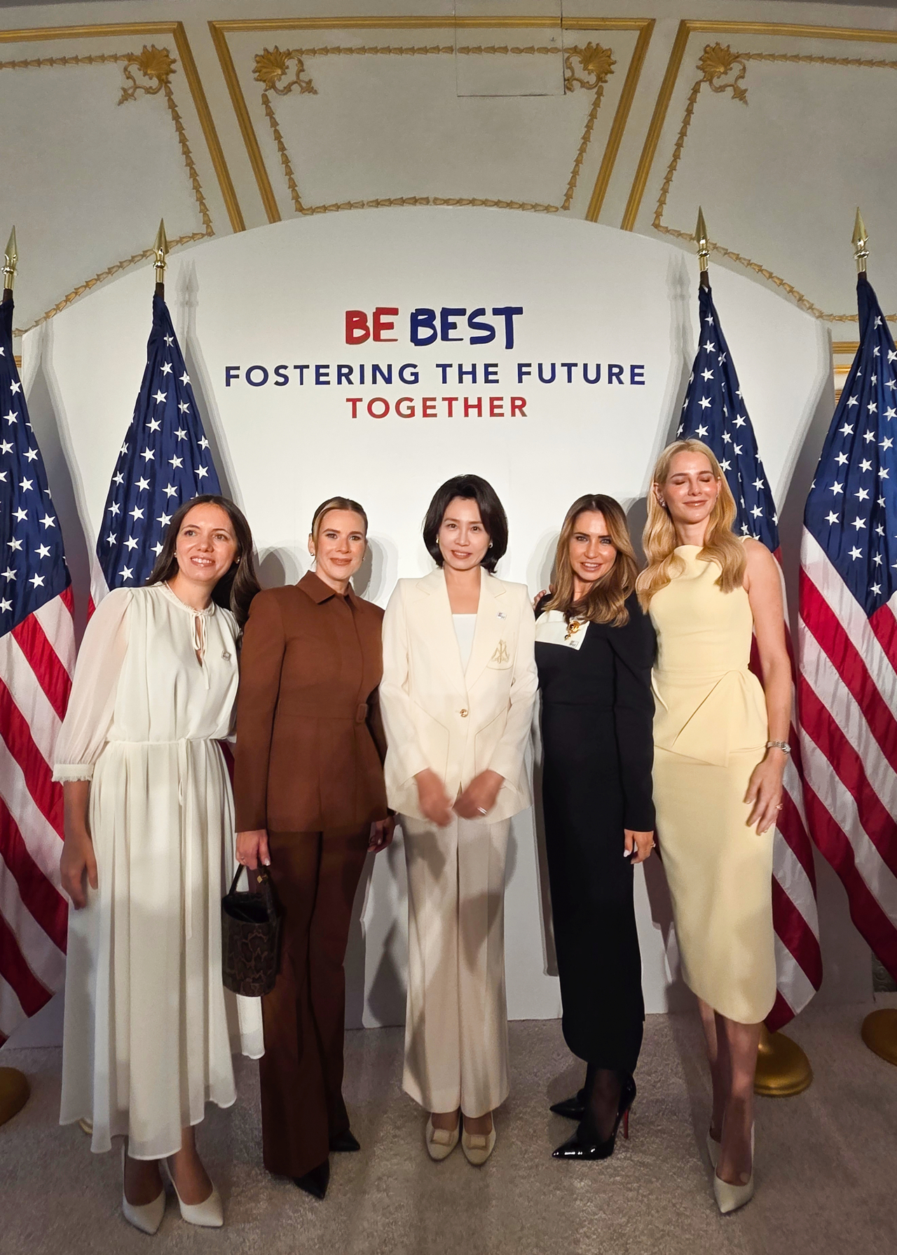 김혜경 여사가 22일(현지시간) 미국 뉴욕 세인트레지스 호텔에서 도널드 트럼프 미국 대통령 배우자 멜라니아 여사가 주최한 ‘함께 조성해나가는 미래(Fostering the Future Together) 연합’ 오찬 행사에서 참석자들과 기념촬영을 하고 있다. [연합]