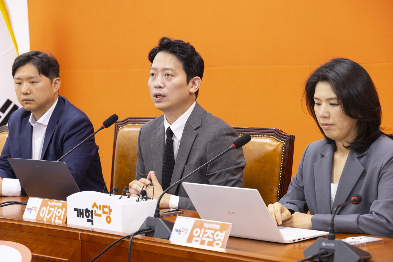 이기인 개혁신당 비상대책위원장이 23일 국회에서 열린 첫 비대위 회의에서 차기 총선에서 10석 당선을 목표로 하는 총선 계획을 말하고 있다. [연합]