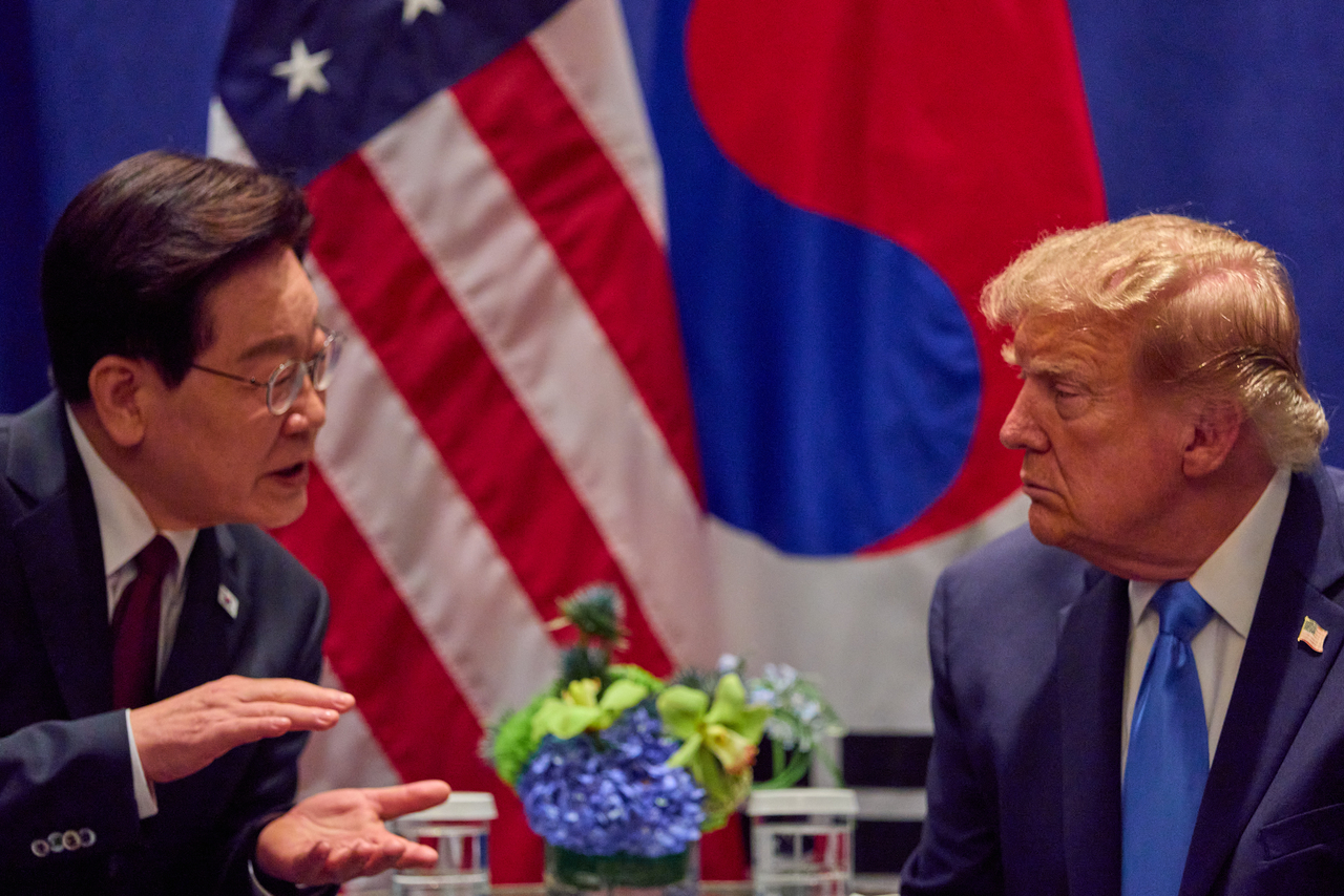 President Lee Jae Myung (left) speaks with US President Donald Trump during a summit held in New York on Tuesday. (Pool photo via Yonhap)