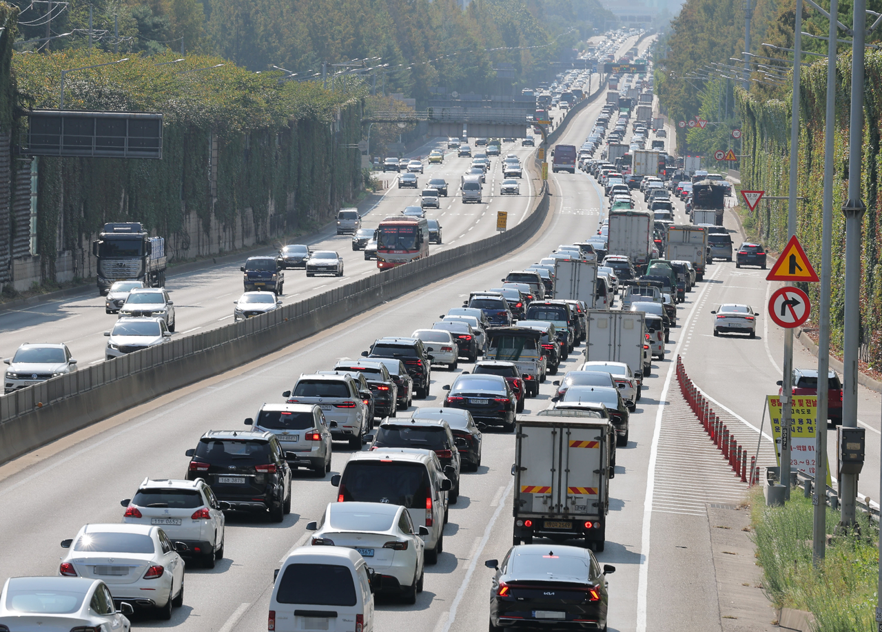 Traffic backs up on the southbound Gyeongbu Expressway near the Jamwon Interchange in Seoul on Sept. 23, a day before the Chuseok holiday begins. (Yonhap)