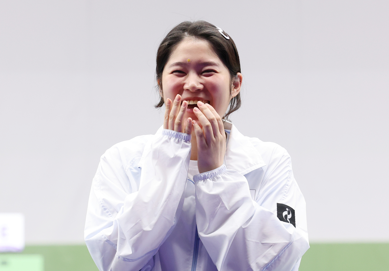 23일 일본 아이치현 종합 사격장에서 열린 2026 아이치·나고야 아시안게임 사격 여자 10m 공기권총 결선에서 금메달을 획득한 추가은이 시상대에 올라 환하게 웃고 있다. [연합]