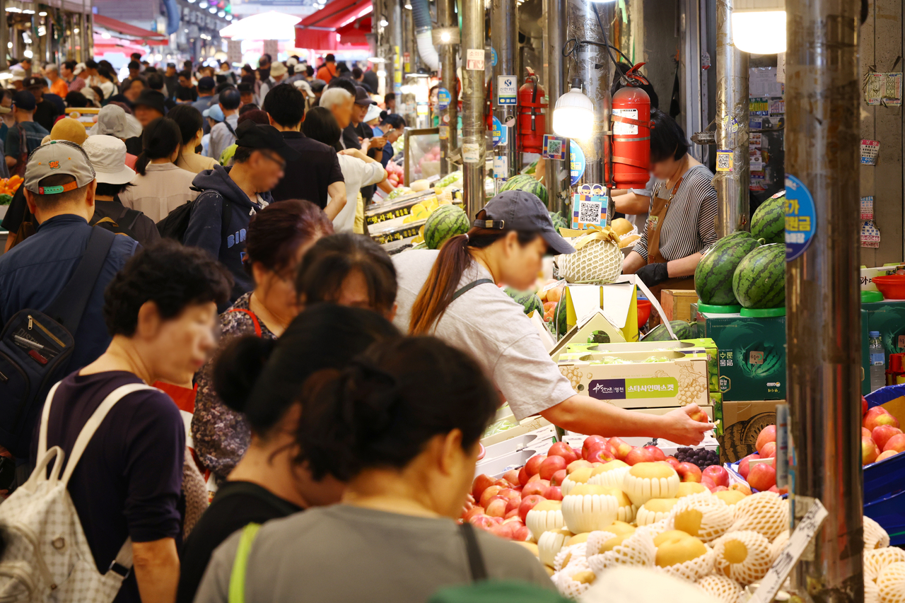 Gyeongdong Market in Dongdaemun-gu, Seoul, is crowded with shoppers on Sept. 23, a day before the Chuseok holiday begins. (Yonhap)