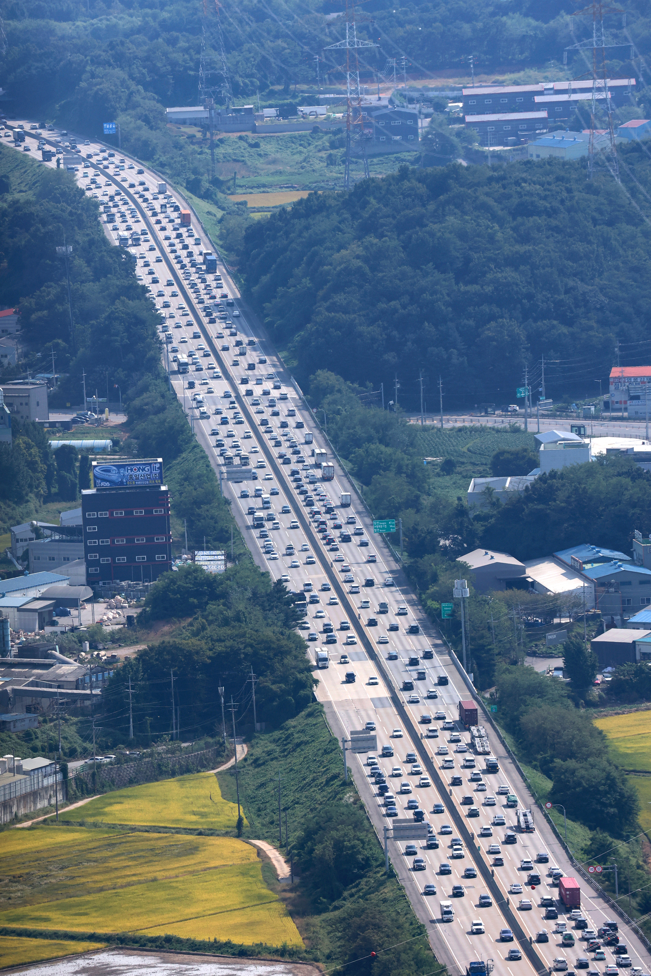 Traffic moves in a long line along the Seohaean Expressway near the Paltan Interchange in Hwaseong, Gyeonggi Province, as people head home for the Chuseok holiday, as seen from a police helicopter on Sept. 23. (Yonhap)