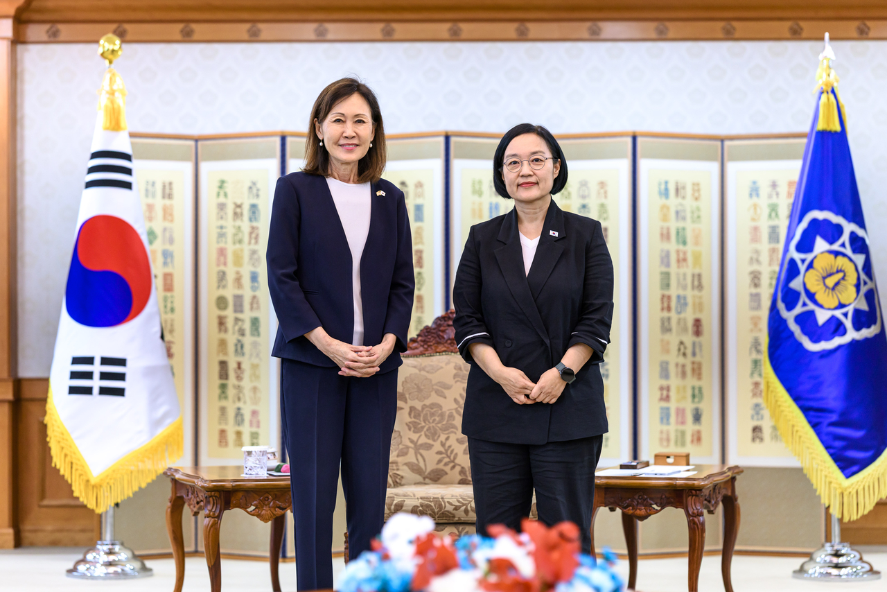한성숙(오른쪽) 국무총리가 23일 서울 종로구 정부서울청사에서 미셸 스틸 주한 미국대사 접견에 앞서 기념촬영을 하고 있다. [국무총리실 제공]
