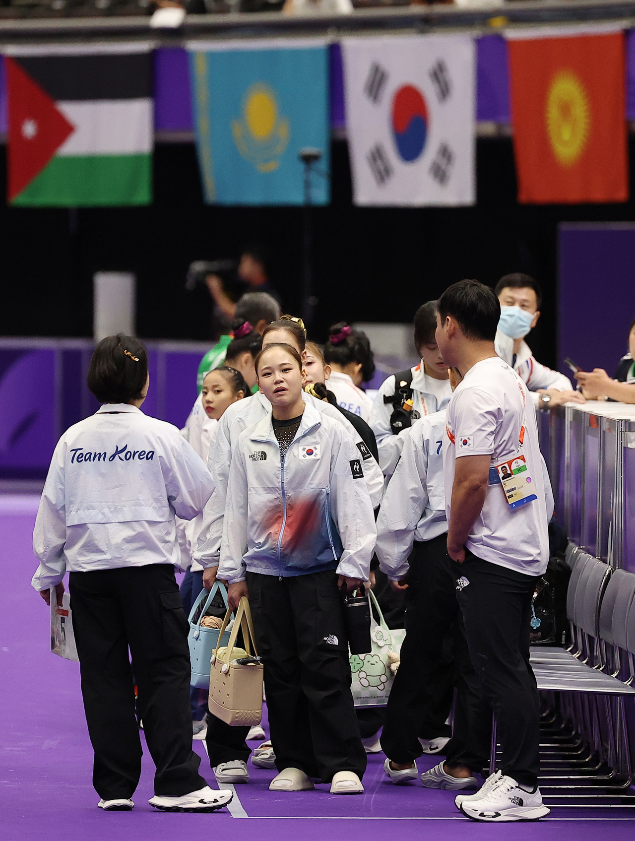23일 일본 나고야 종합체육관 레인보우홀에서 열린 2026 아이치·나고야 아시안게임 기계체조 여자 단체전 결승에서 4위를 차지한 한국의 여서정과 선수들이 아쉬워하며 경기장을 나서고 있다. [연합]