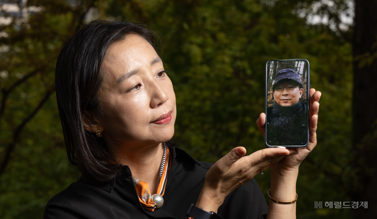 조미나씨가 18일 오후 서울 동작구 보라매공원에서 헤럴드경제와의 인터뷰에 앞서 남편의 사진을 들어 보이고 있다. 윤창빈 기자