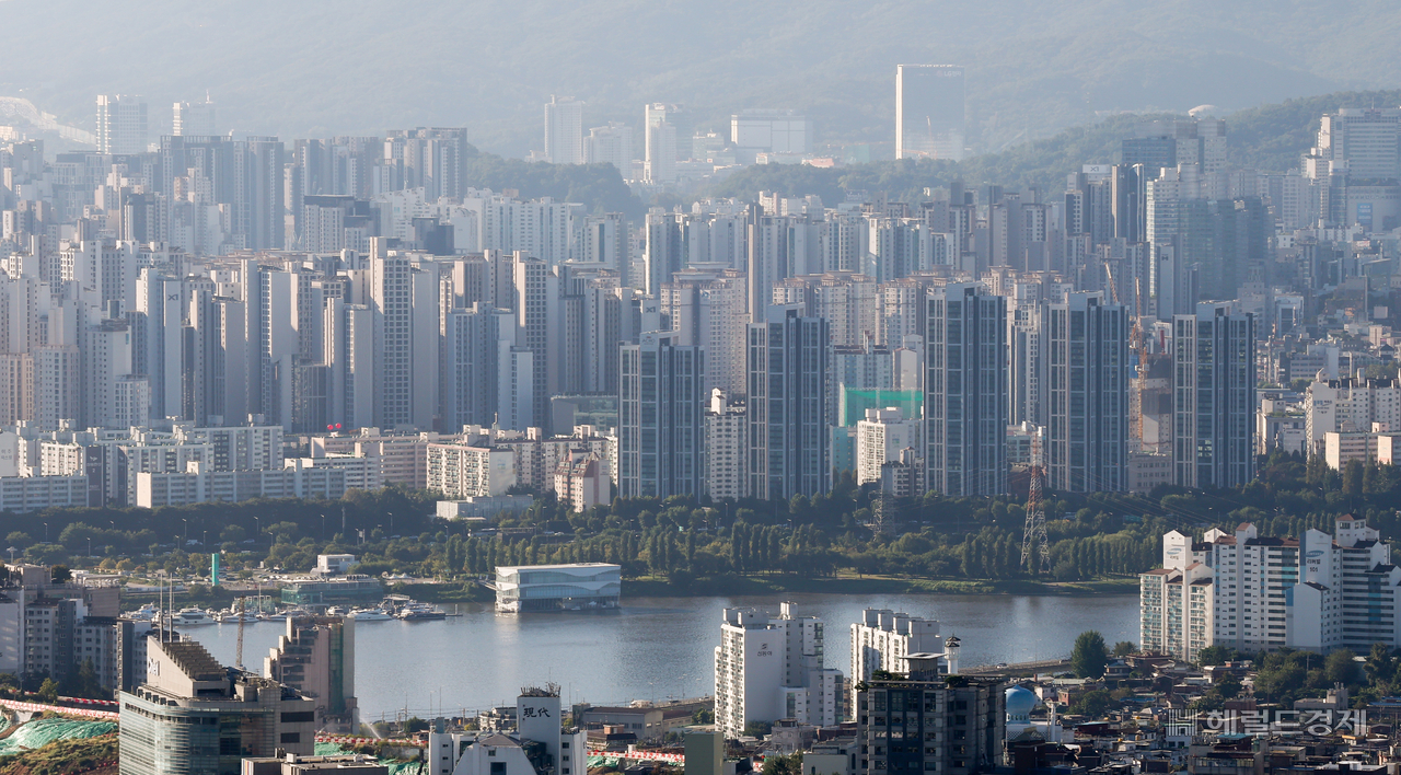 Apartment complexes in the Gangnam and Seocho areas are seen from Namsan Park in Jung-gu, Seoul, on Thursday. Yoon Chang-bin