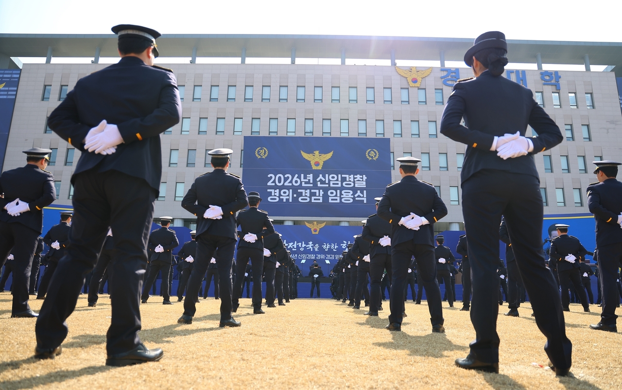 Newly commissioned police inspectors and senior inspectors listen to a congratulatory address by President Lee Jae Myung at a commissioning ceremony held at the Korean National Police University in Asan, South Chungcheong Province, on March 17. [Yonhap]