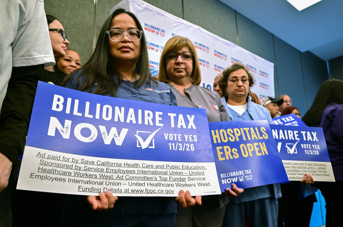27일(현지시간) 미국 캘리포니아주 로스앤젤레스에서 노동조합원들이 억만장자세 도입을 촉구하는 집회를 열고 ‘지금 억만장자에게 세금을 부과하라(Billionaire Tax Now)’고 적힌 팻말을 들고 있다. [AFP]