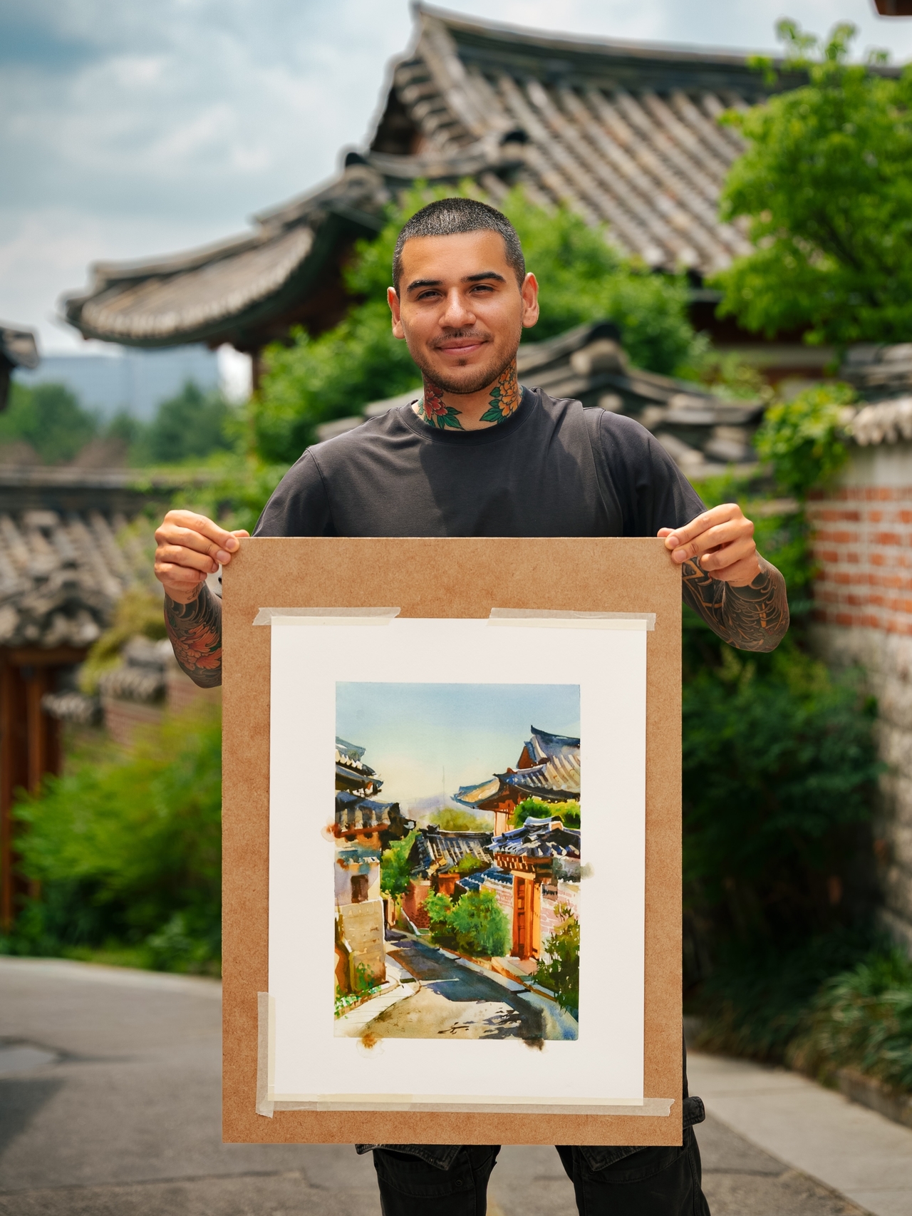 Rodriguez holds up his painting of a hanok-lined street in Bukchon Hanok Village, inspired by his stay in Seoul. (@devonrodriguezart, Instagram)