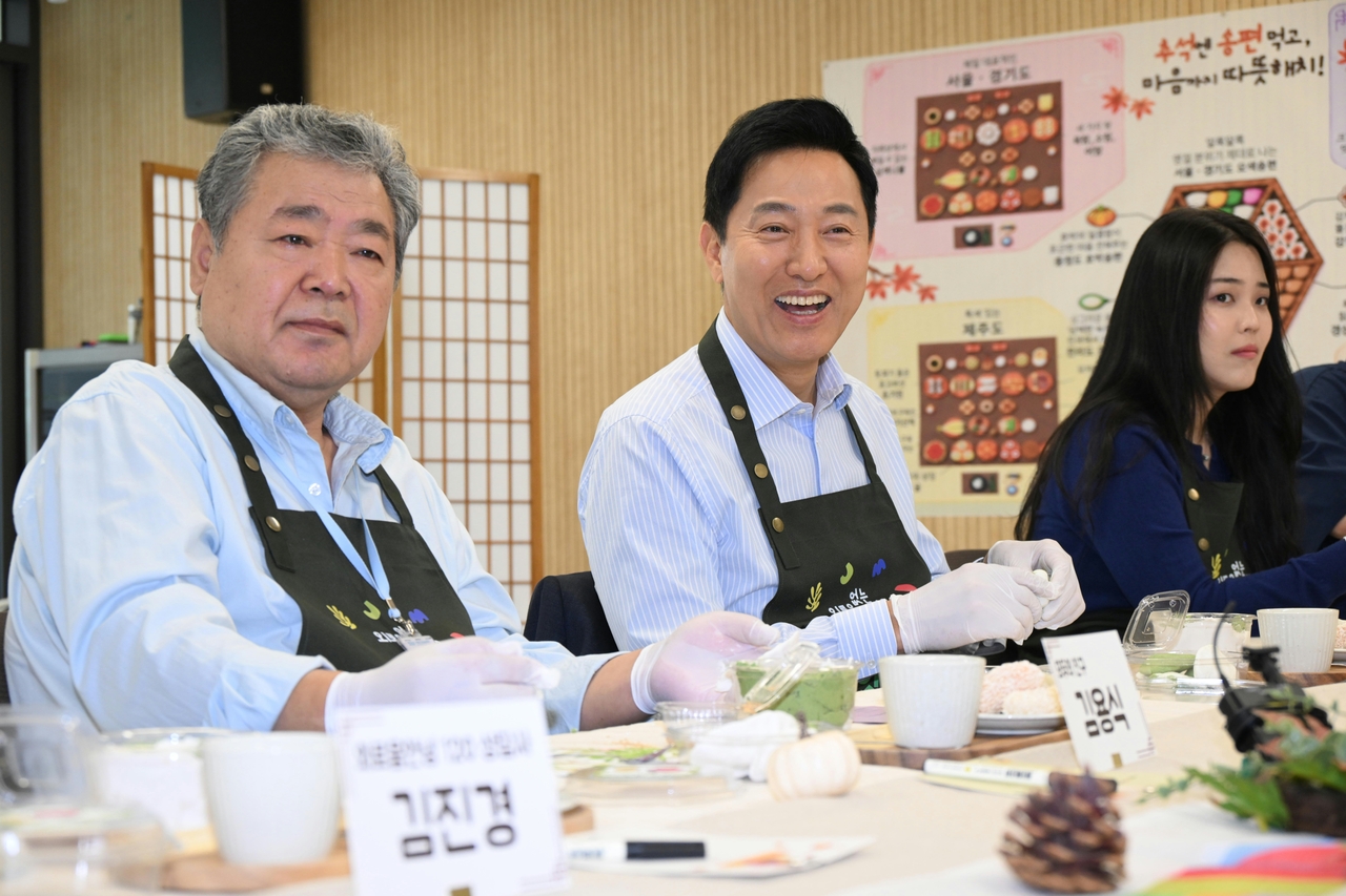 오세훈(가운데) 서울시장이 23일 오전 ‘서울잇다플레이스’ 개관식에 참석해 정책 참여 시민들과 추석맞이 송편을 빚으며 이야기를 나누고 있다. [서울시 제공]