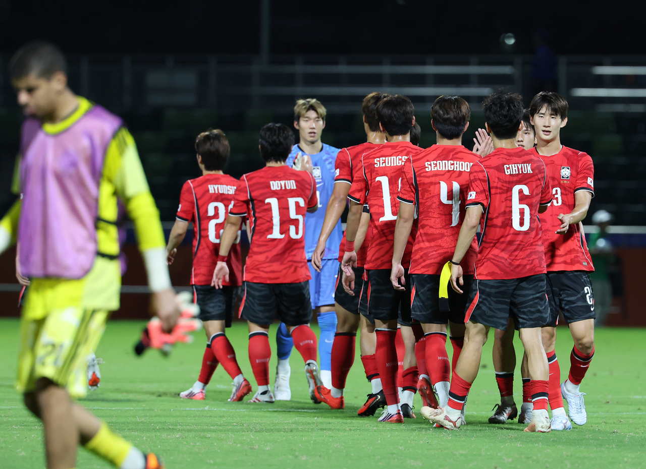 22일 일본 나고야 미즈호 공원 럭비경기장에서 열린 2026 아이치·나고야 아시안게임 남자 축구 조별리그 2차전 한국과 사우디아라비아의 경기에서 2-0으로 승리한 한국 선수들이 하이파이브를 하고 있다. [연합]